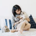 Chat qui déglutit tout le temps